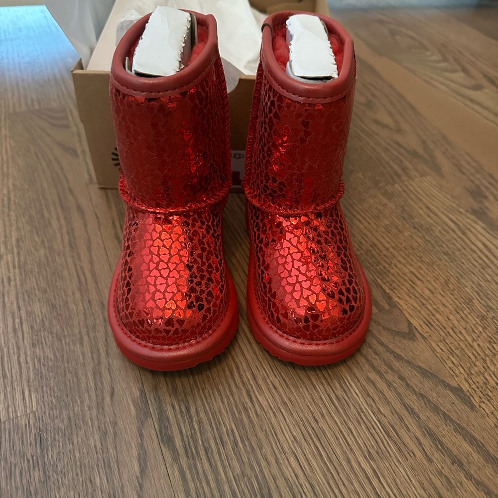 Kids UGGs Classic II Gel Heart Boot